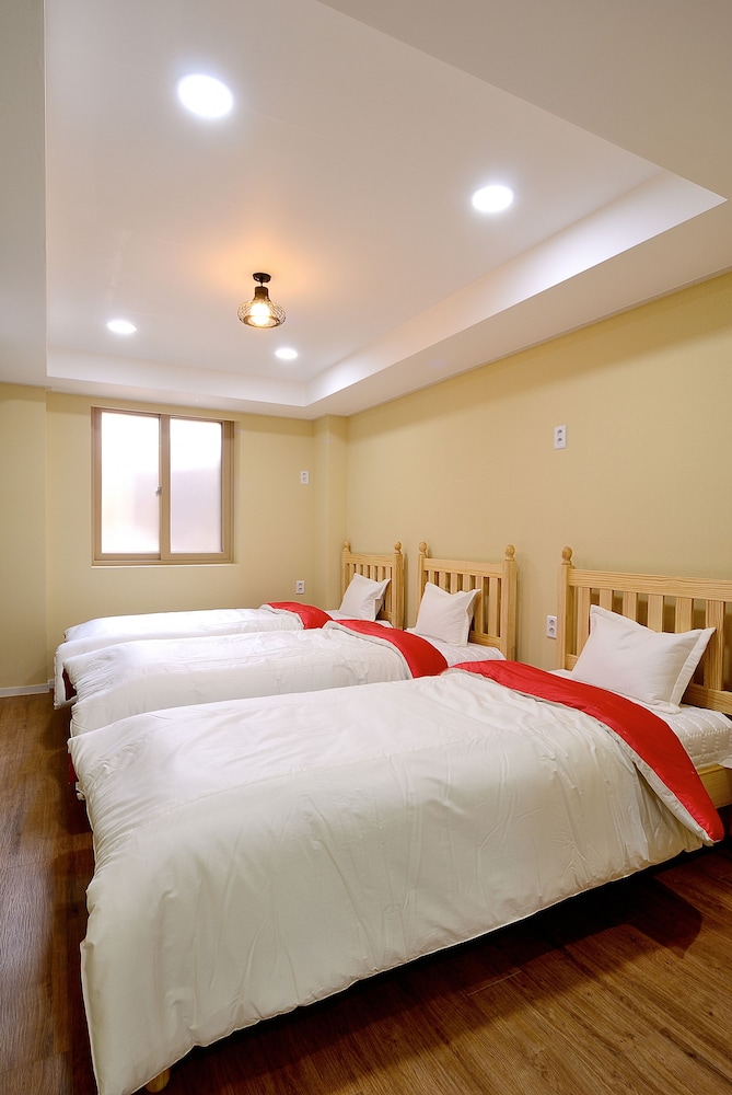 Red Guest House 10/50