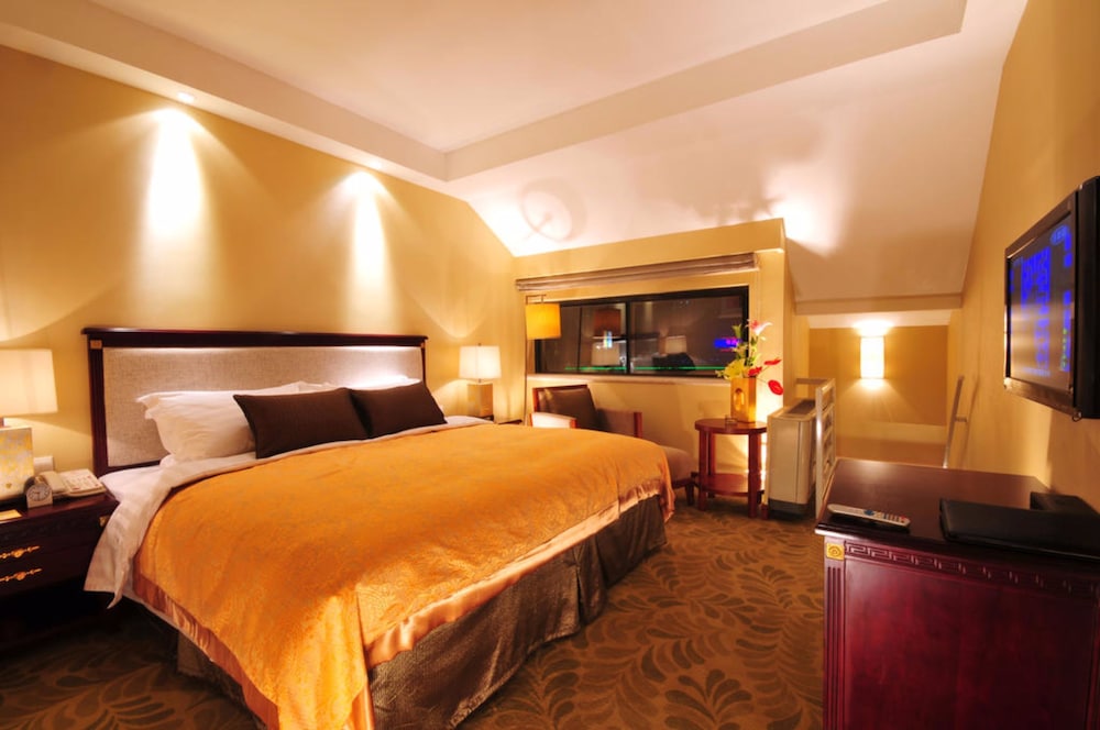 BUSINESS, TWIN BEDS, LAKE VIEW
