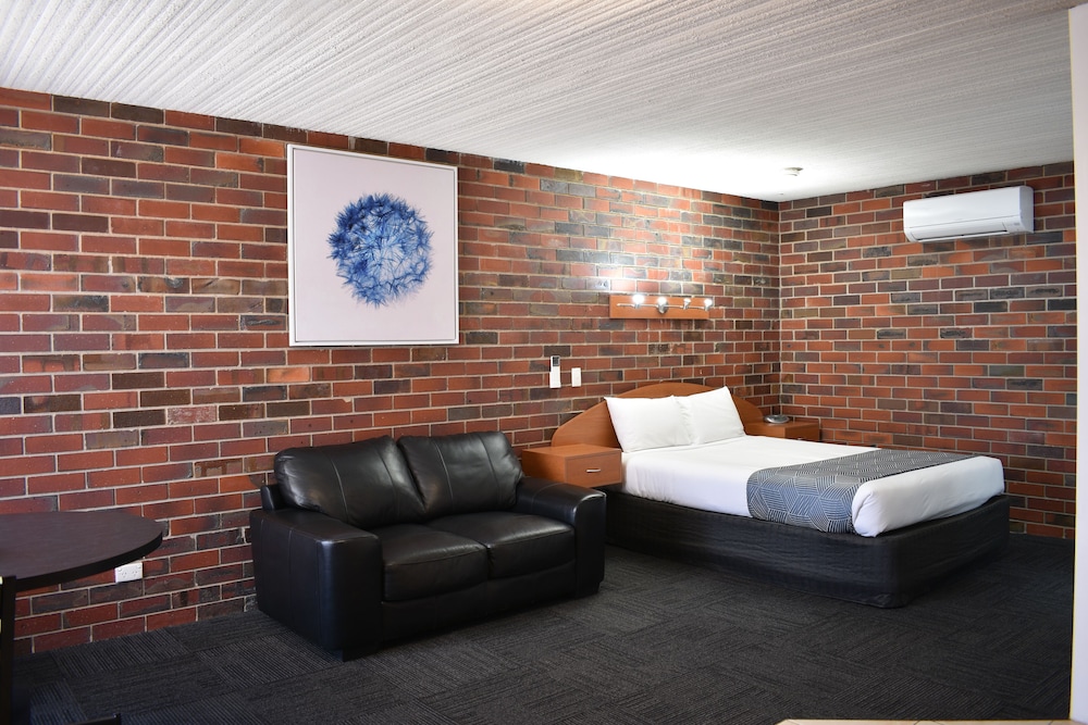 Townhouse Motor Inn Horsham 6/20