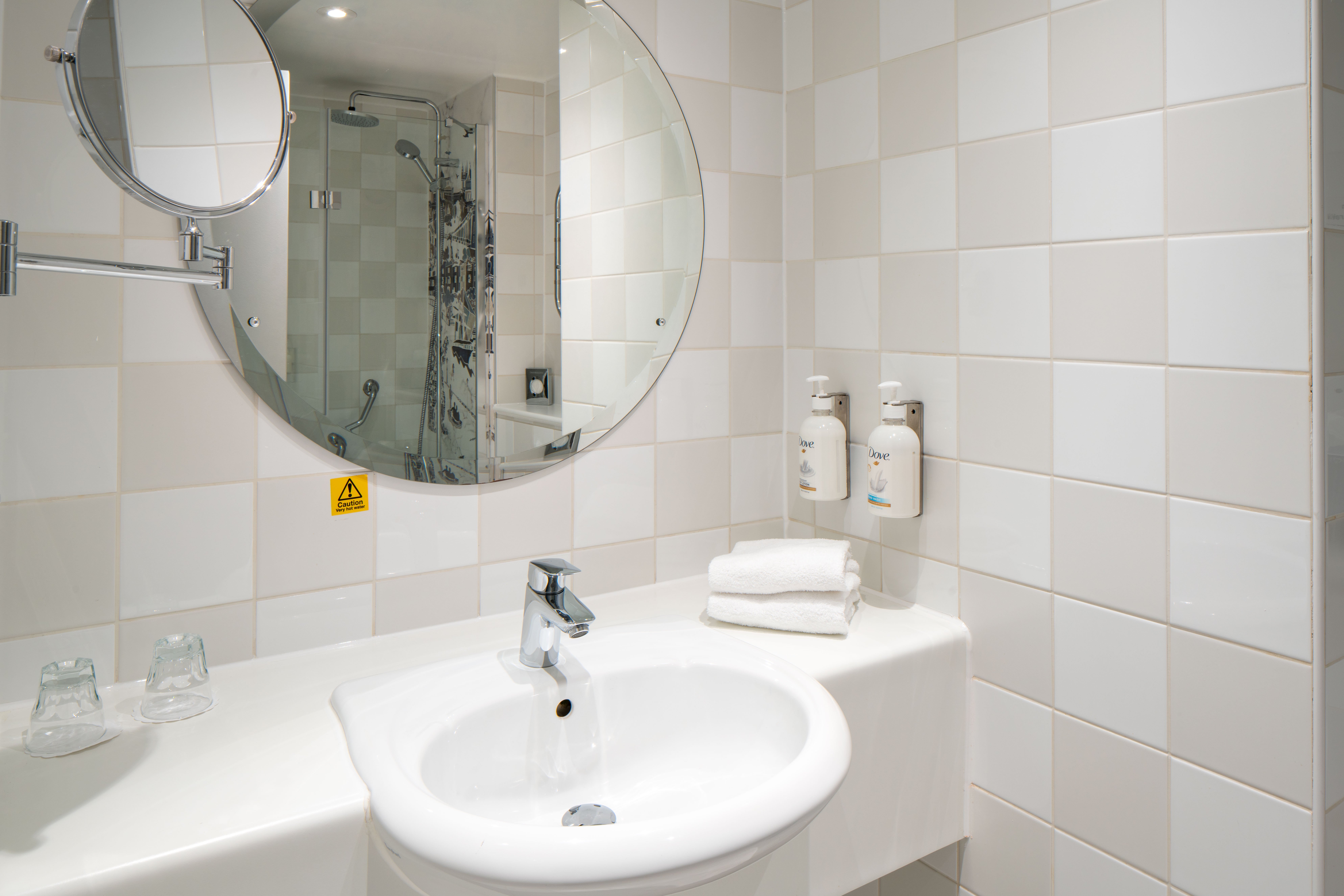 HOLIDAY INN LONDON HEATHROW M4J4 60/62