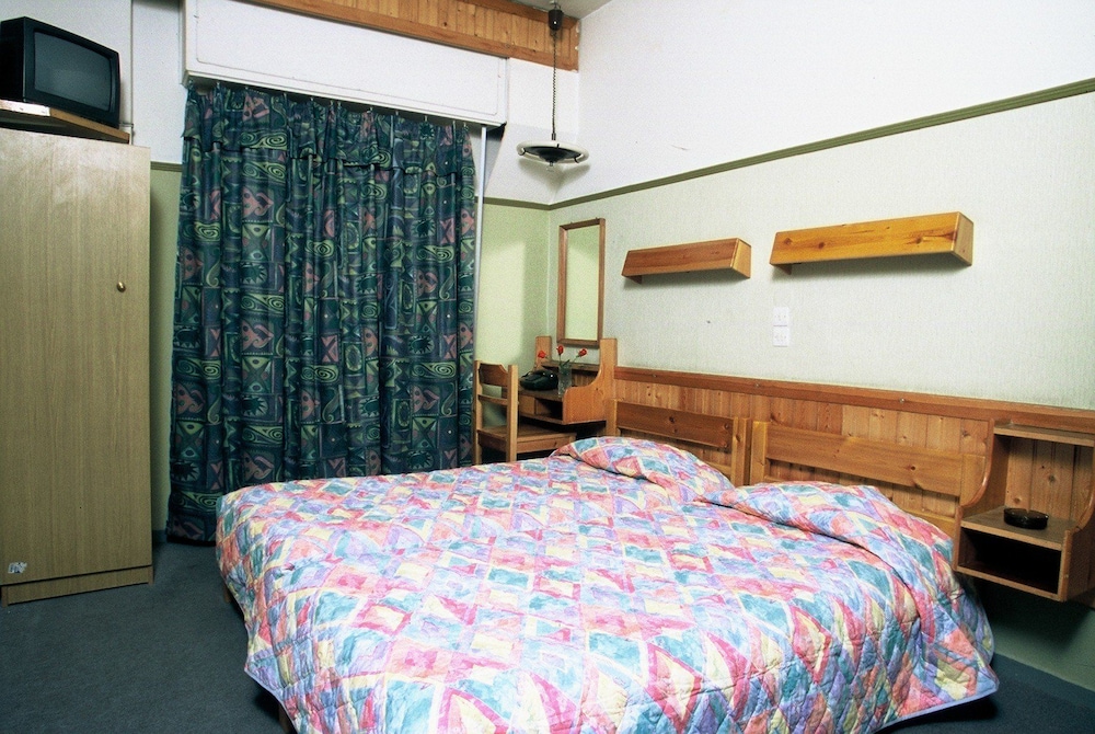 ROOM, TWIN BEDS