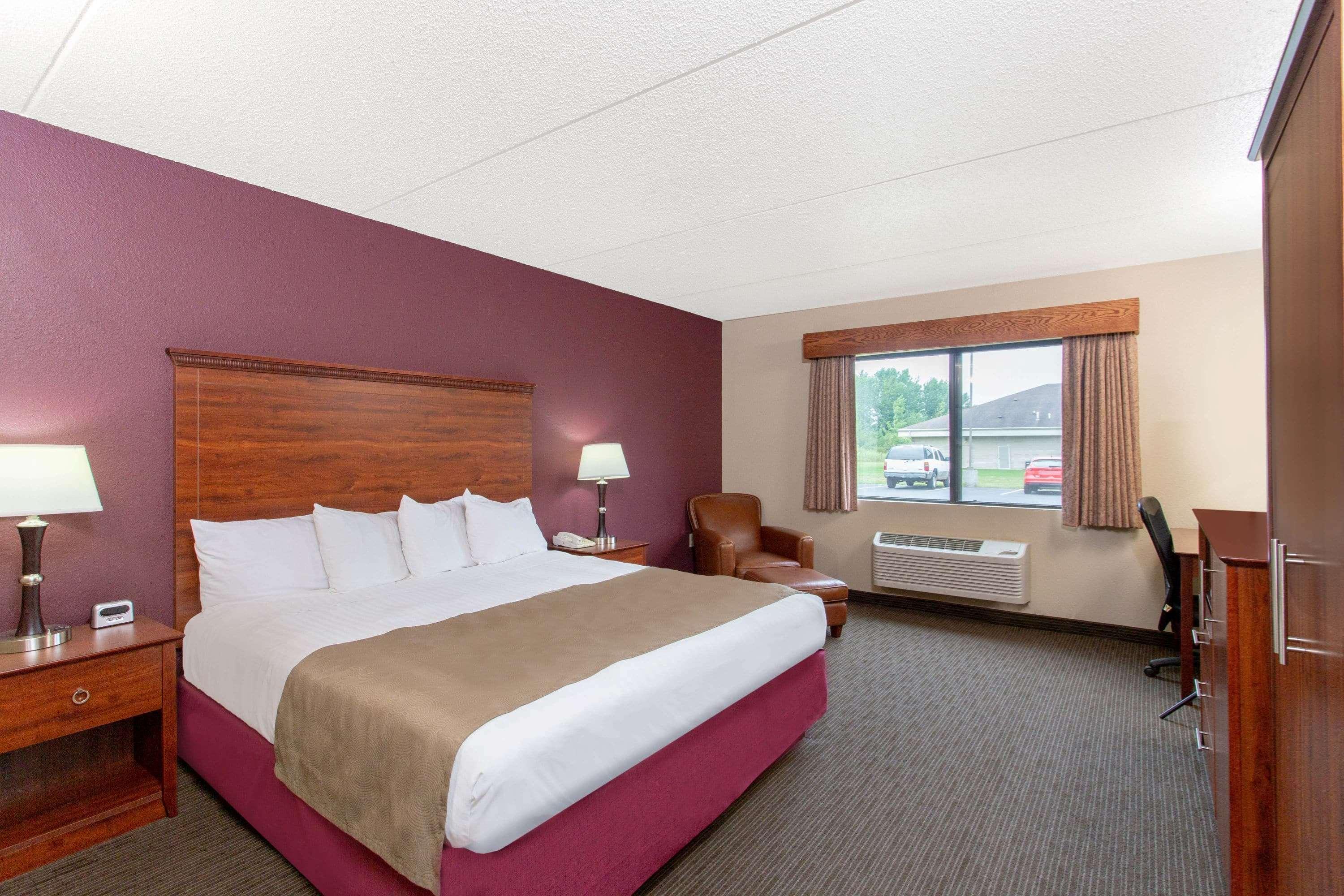2 Rooms, Family Suite, King Bed, Hot Tub, Kitchenette