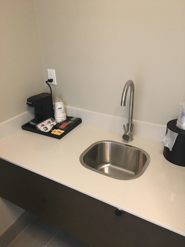 Best Western Plus New Barstow Inn & Suites 17/34
