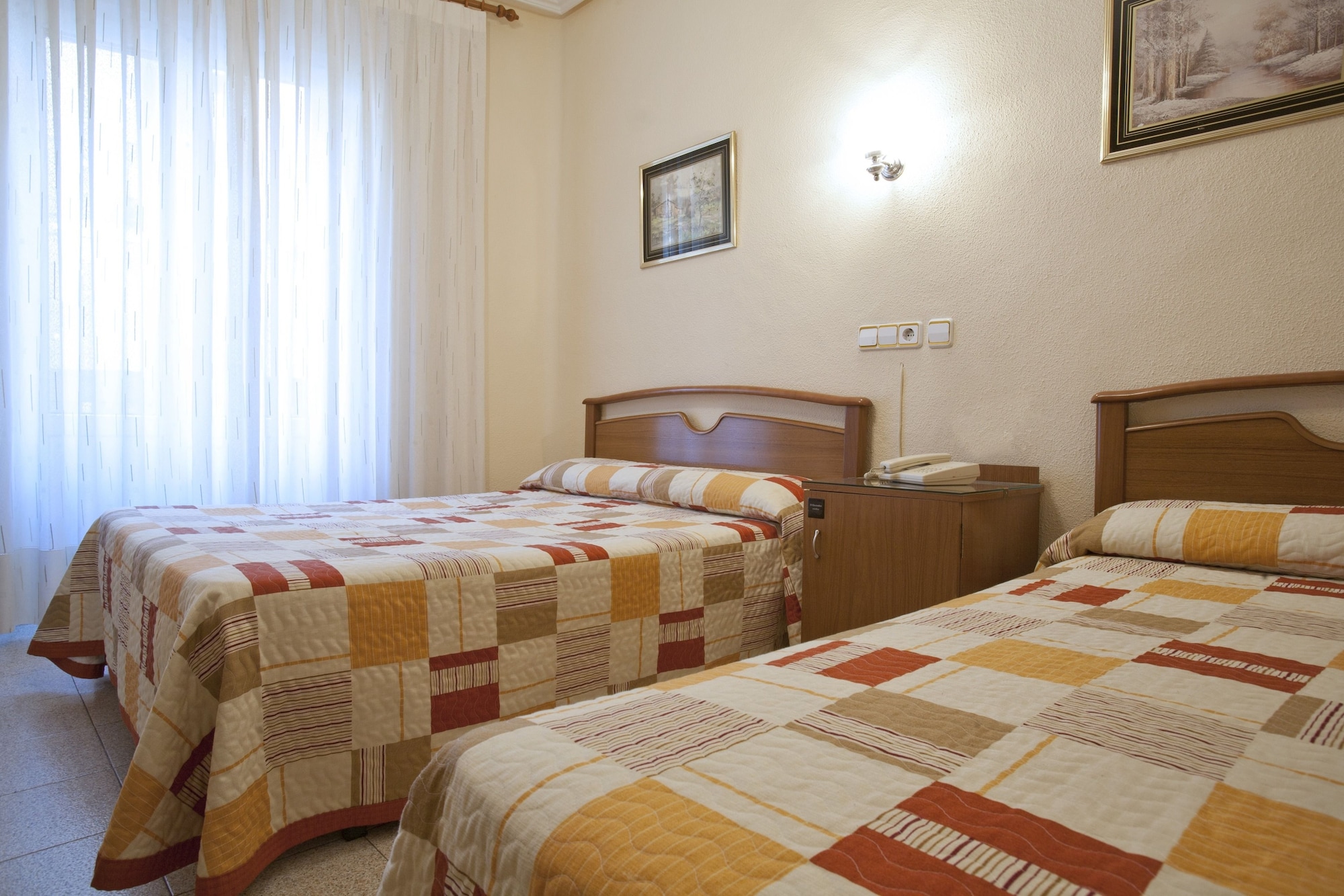 ROOM, DOUBLE OR TWIN BED