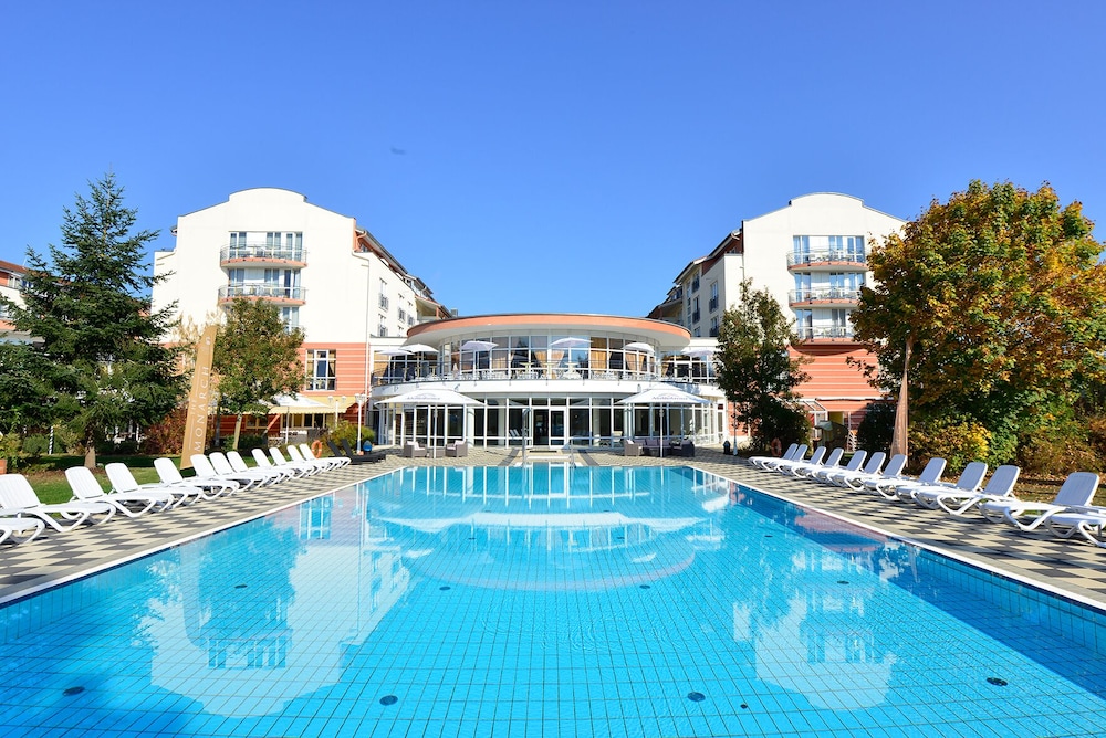 Monarch Hotel 2/68