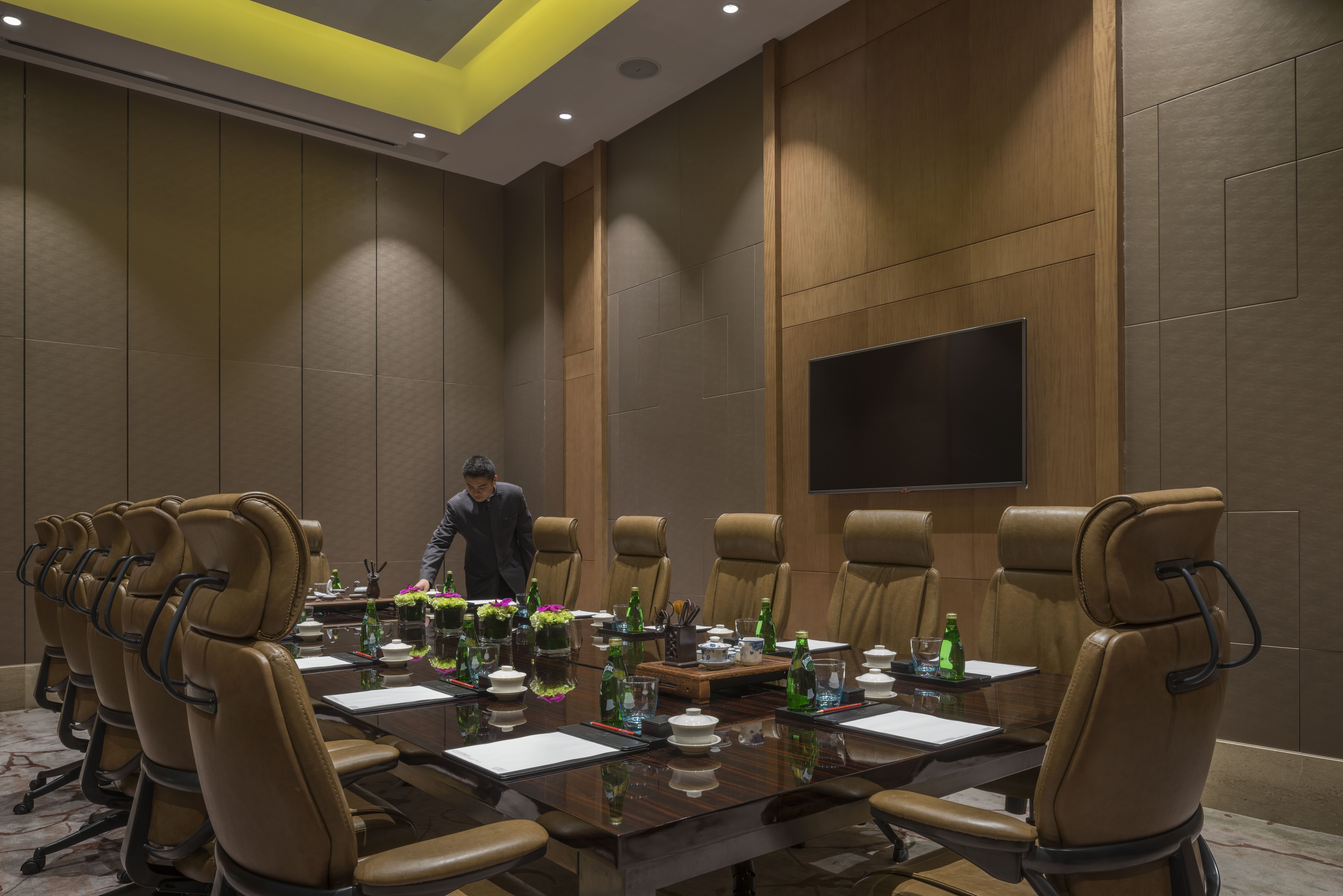 HUALUXE YANGJIANG CITY CENTER 66/79