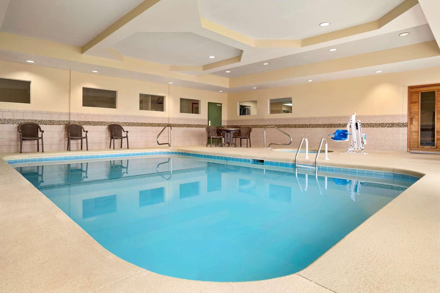 Country Inn & Suites By Radisson, Albany, GA 5/8