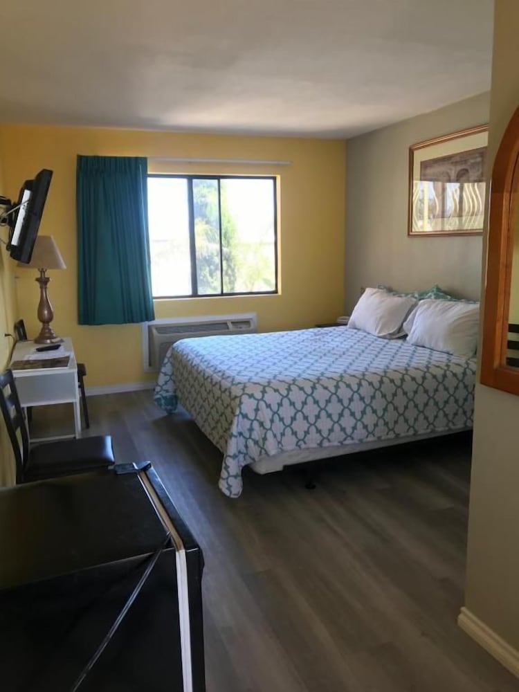 777 Motor Inn Huntington Beach 24/45