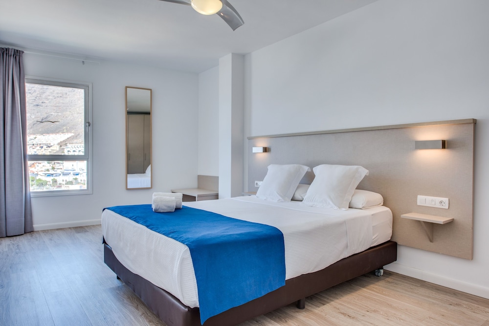 3 Bedrooms, Apartment, 1 Double and 4 Single Beds