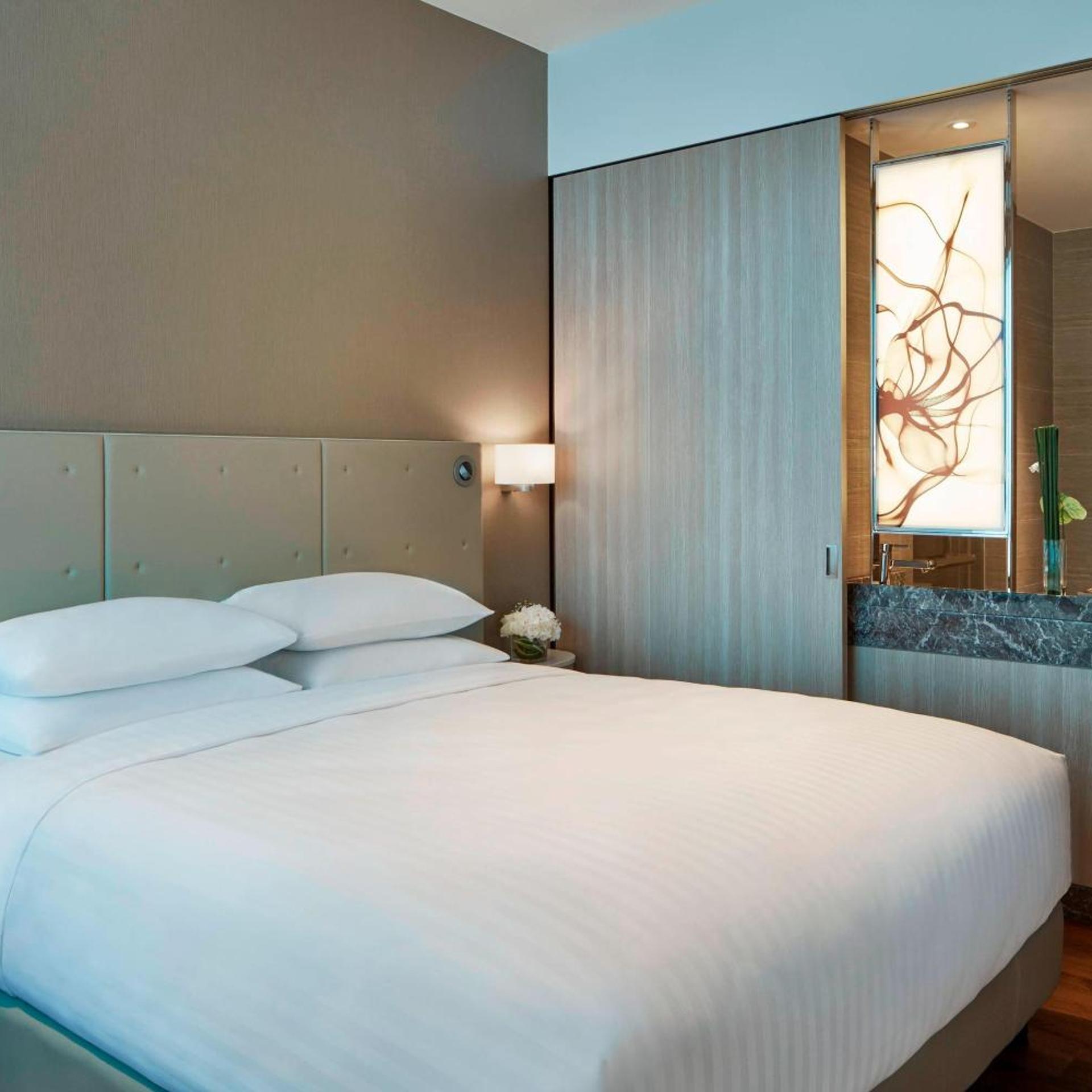 Guest Room, Premier, King Bed, Skyline View, High Floor