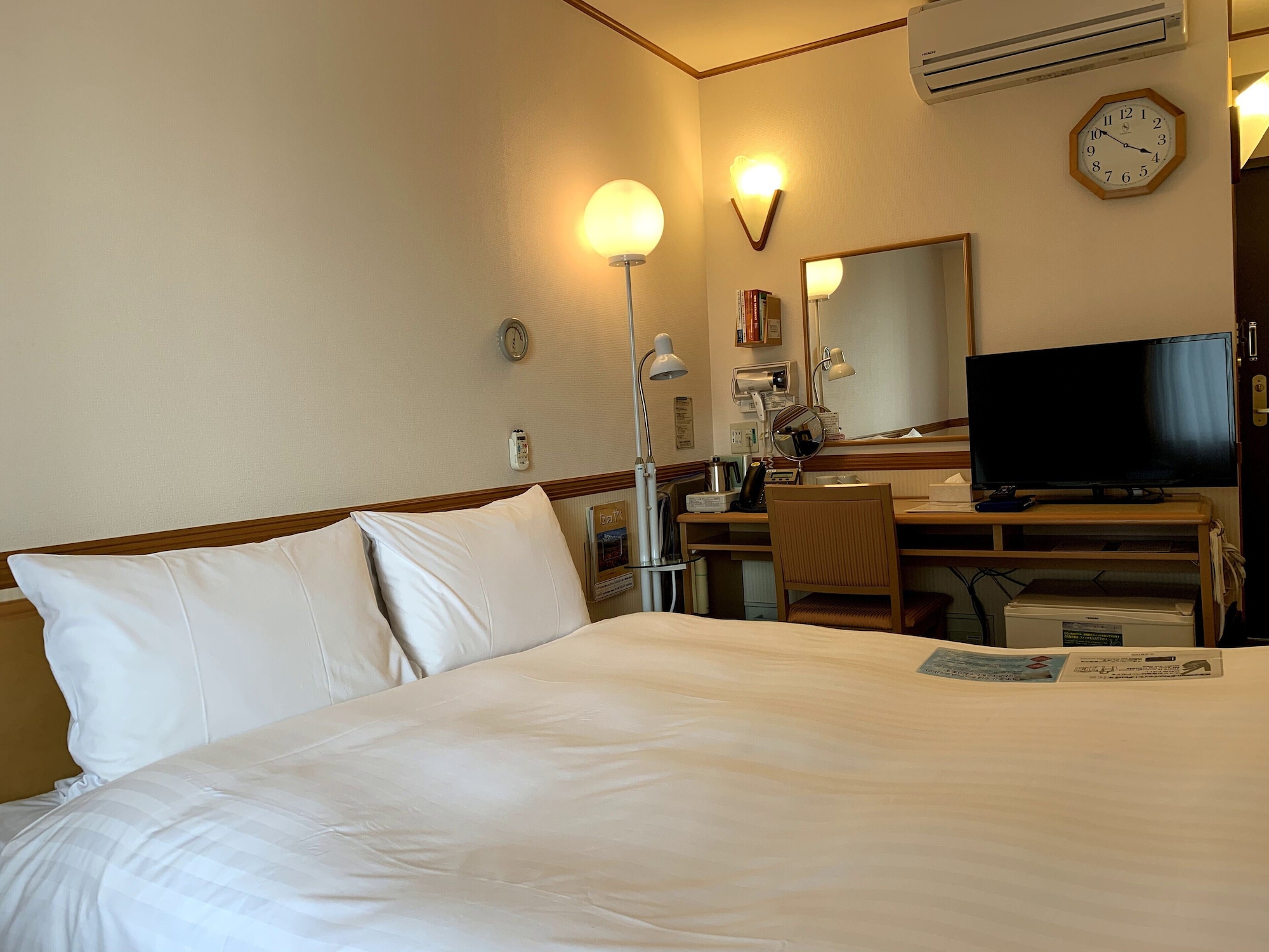 ROOM, DOUBLE BED