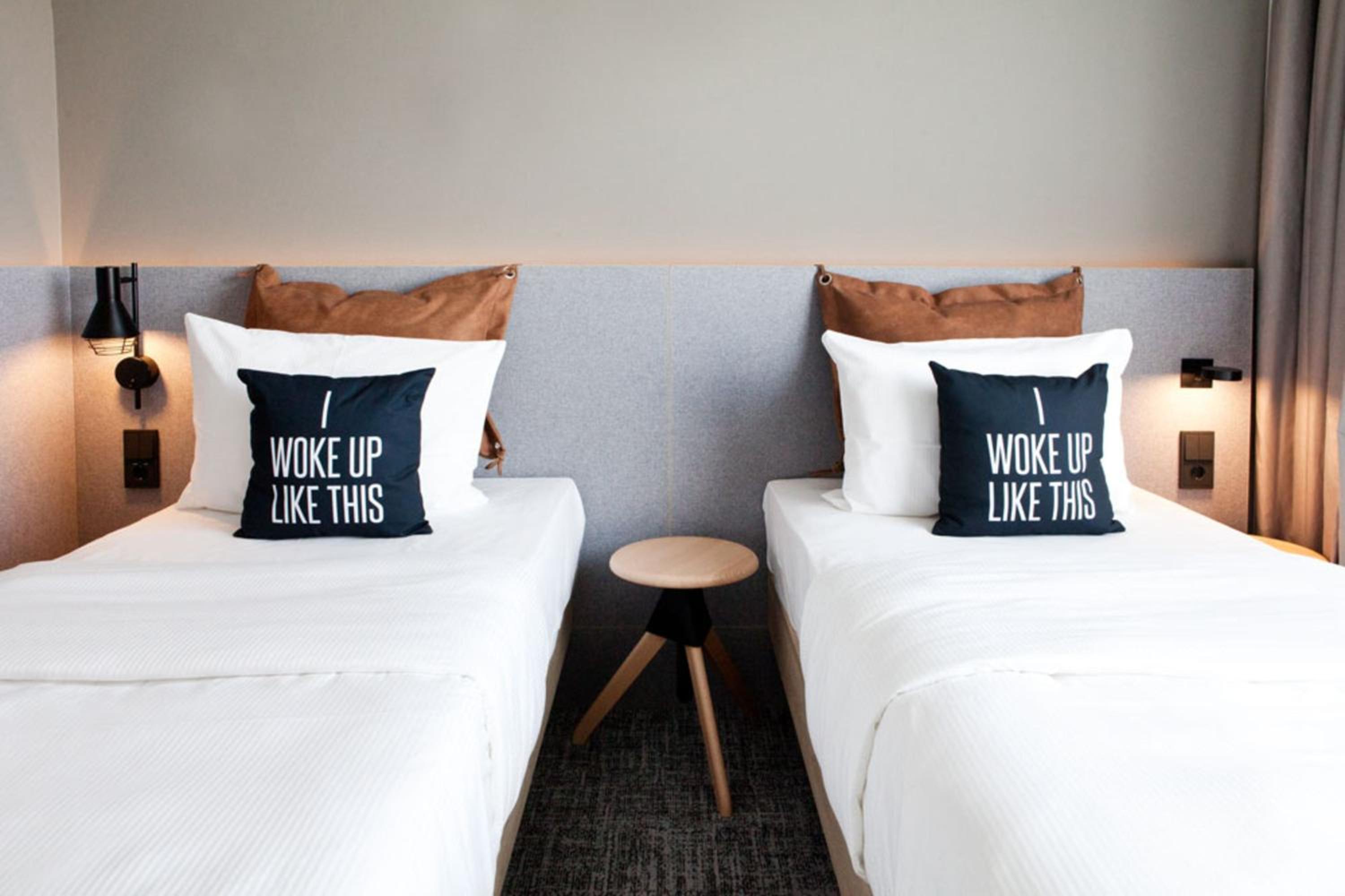 Moxy, Guest Room, Twin Beds, Inland View