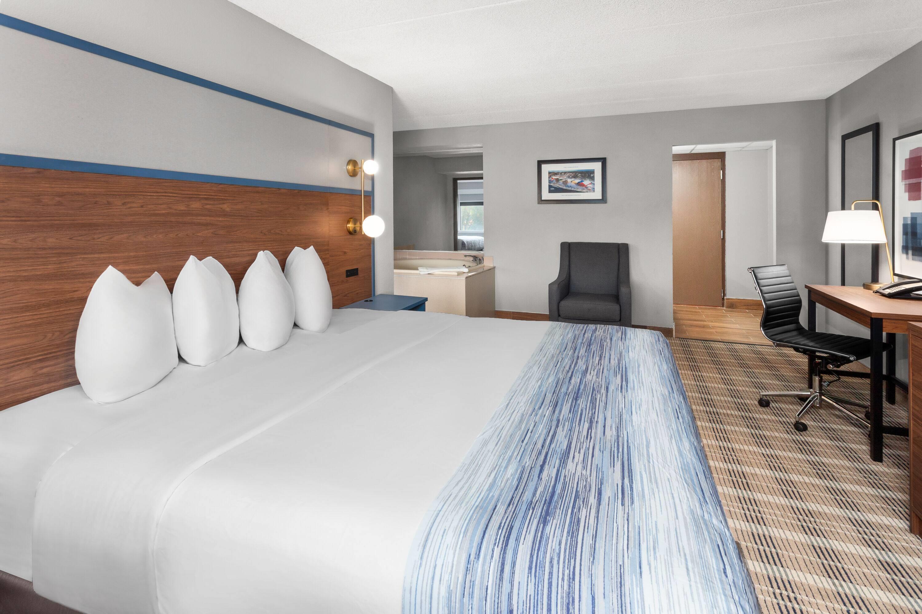 2 Bedrooms, Family Suite, King and Queen Bed, Jetted Tub