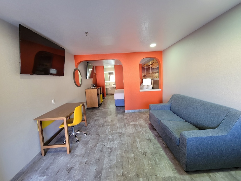 Days Inn by Wyndham Ruidoso Downs 38/54