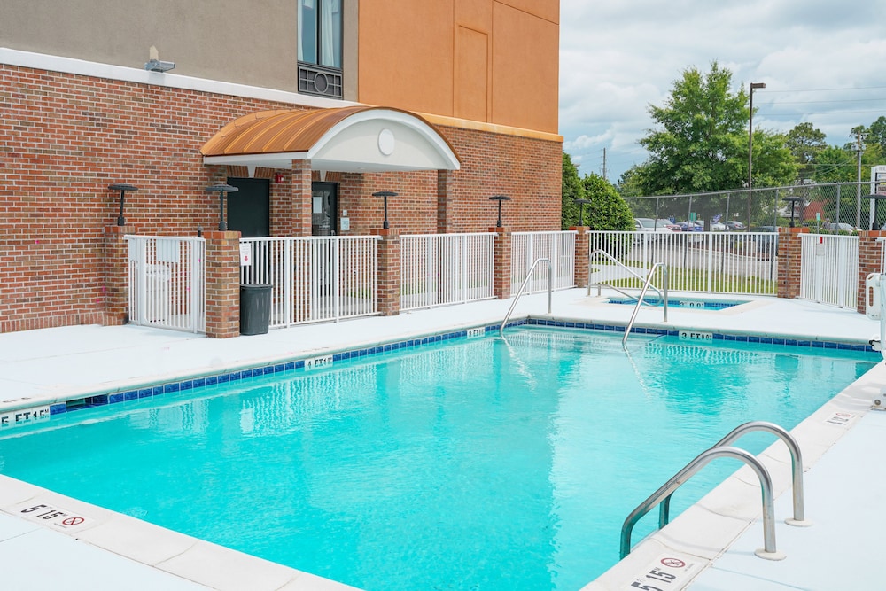 Holiday Inn Express & Suites Hope Mills Fayetteville Airport 28/37