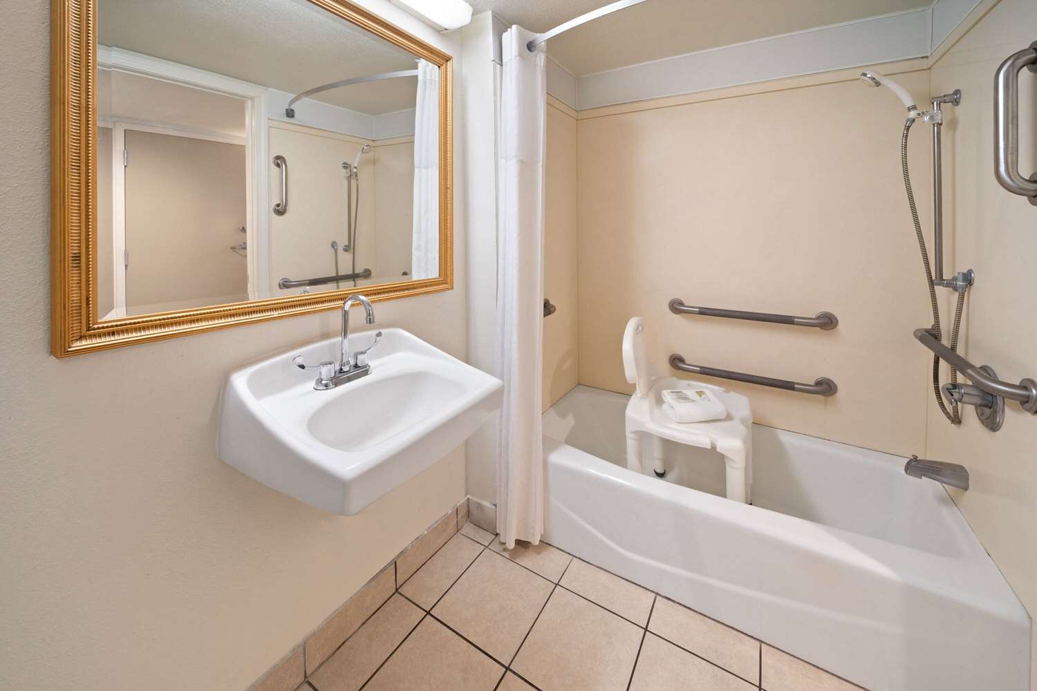 Days Inn By Wyndham Biloxi Beach 32/32