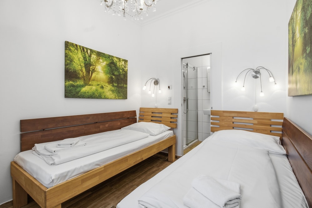 City, Twin Beds, Private Bathroom