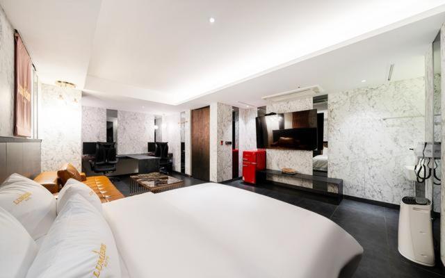 Deluxe, Single, 2 King Beds, No Parking