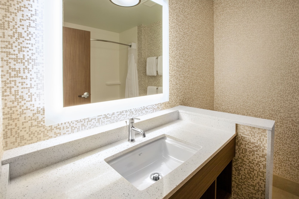 HOLIDAY INN EXPRESS & SUITES INDIANAPOLIS NE - NOBLESVILLE 22/66