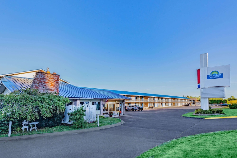 Days Inn Suites By Wyndham St Ignace Lakefront 36/50