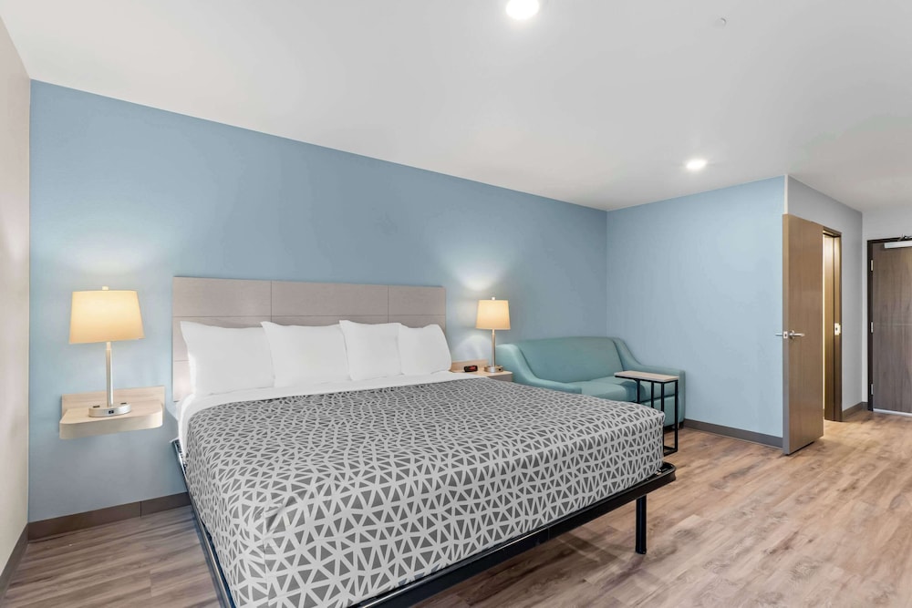 WoodSpring Suites Centennial - Denver Tech Center 32/64