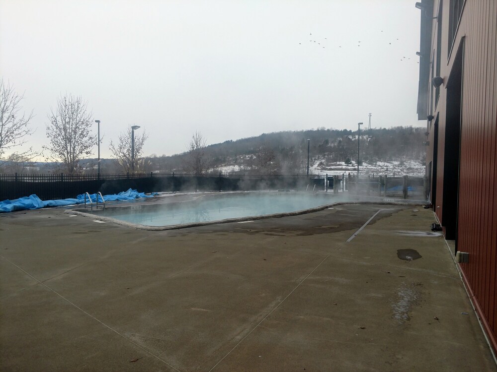 Hope Lake Lodge Indoor Waterpark 24/50
