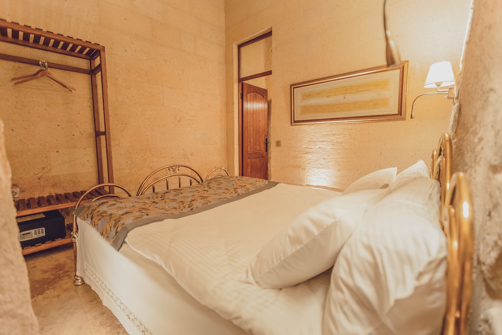 Cave, Master, Queen Bed