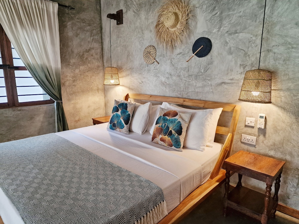 DELUXE, QUEEN BED, OCEAN VIEW, SOFA, GARDEN AREA