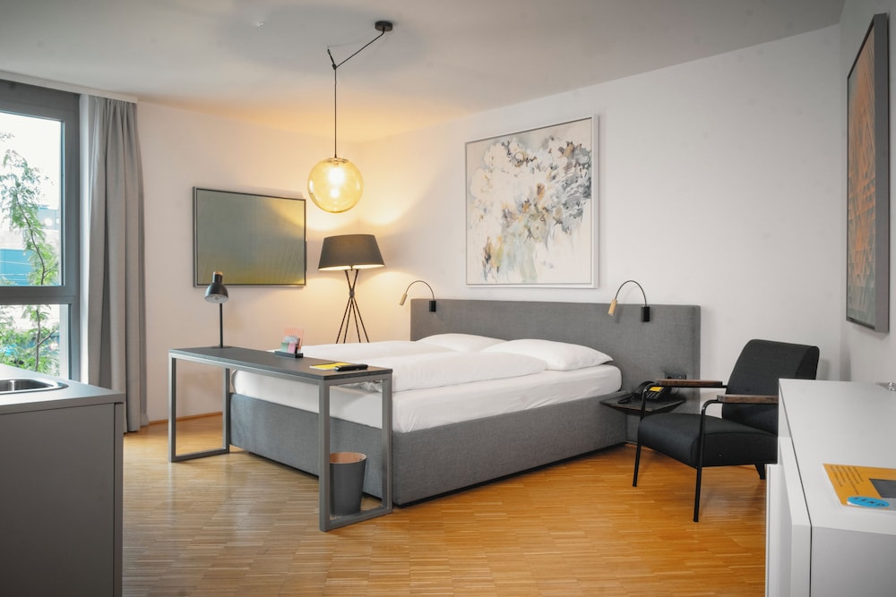 LendHotel 8/41