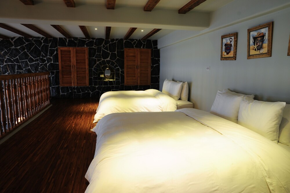 Chateau Villa 3/33
