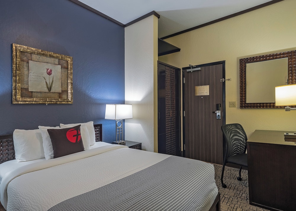 ROOM, QUEEN BED