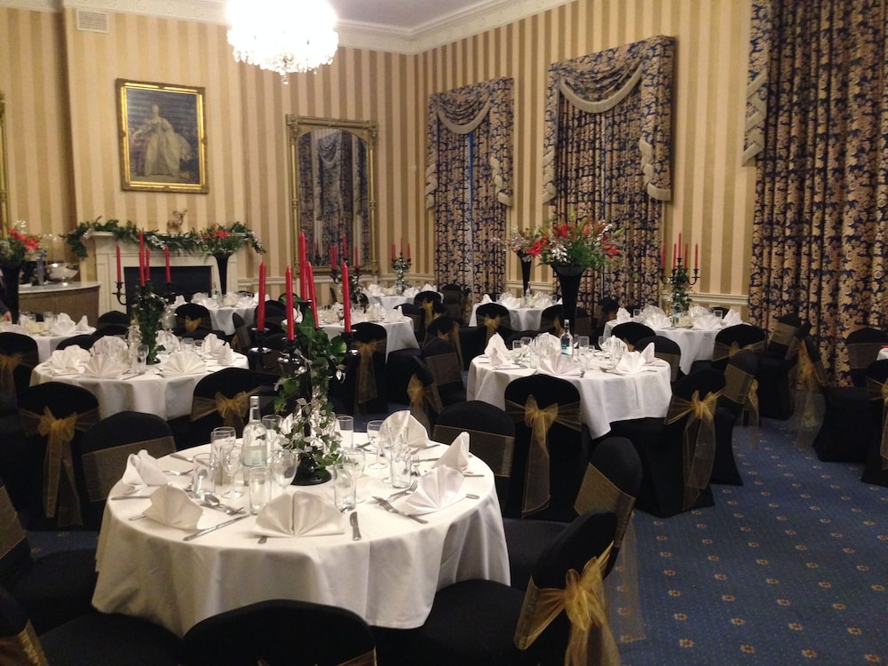 Norfolk Arms Hotel 48/55