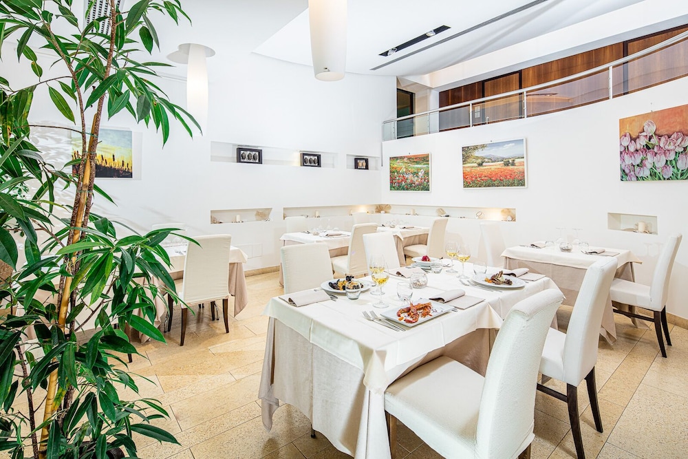 Rex Hotel 54/56