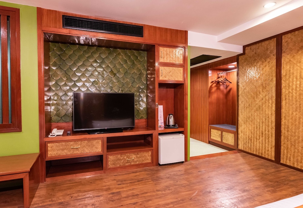 Dang Derm Hotel 44/68