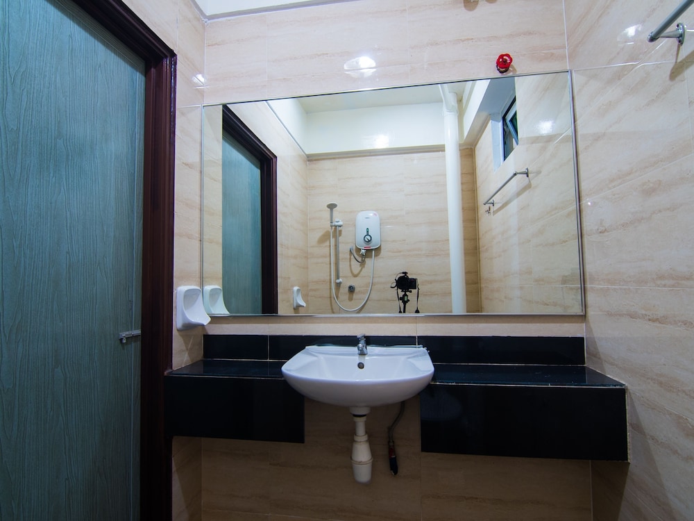 OYO 528 Andaman Sea Hotel 30/41