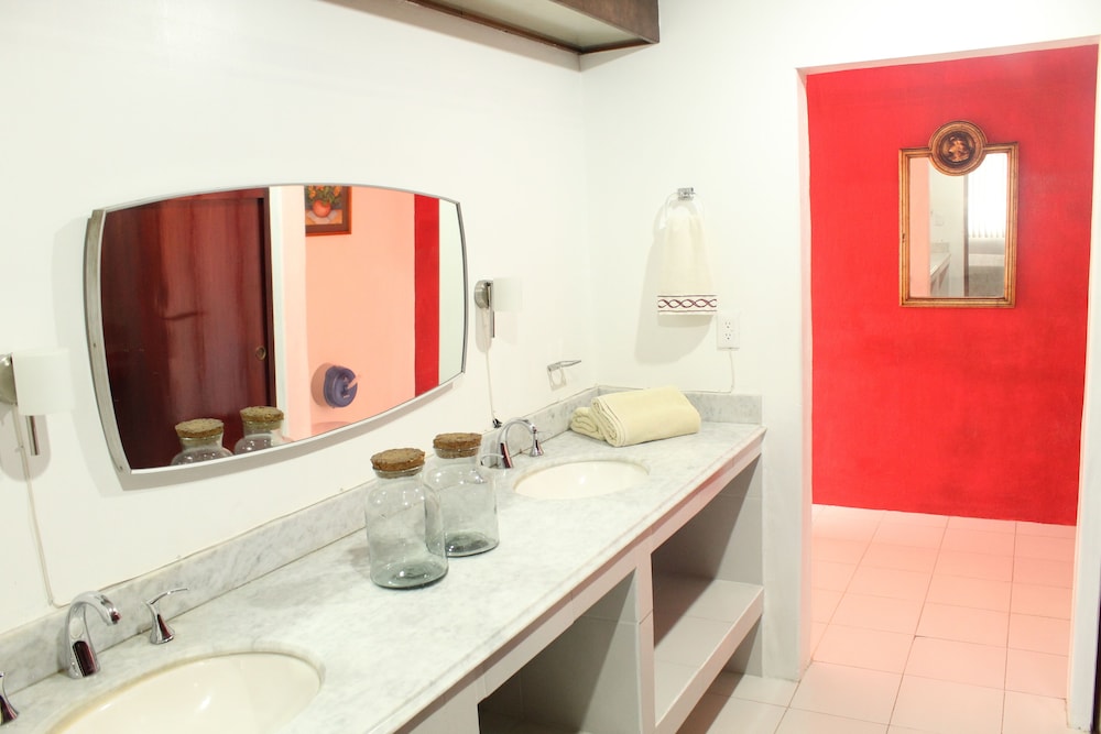 Hostal La Encantada 27/28