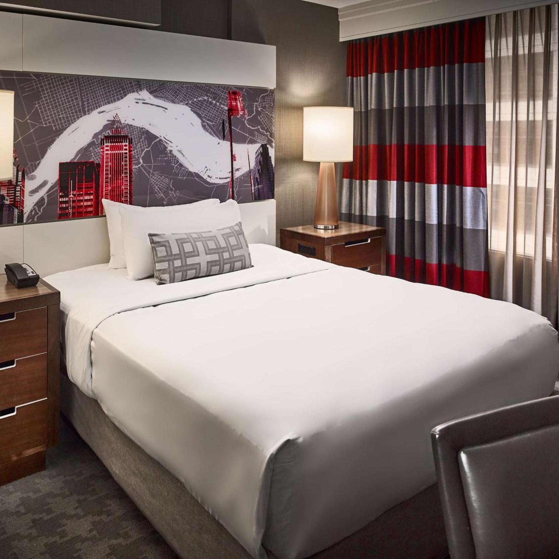 Petite, Queen Bed