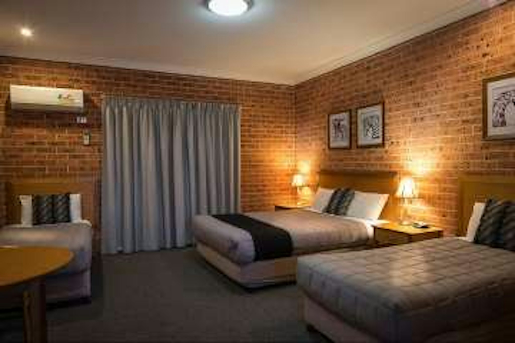 Akuna Motor Inn 4/8