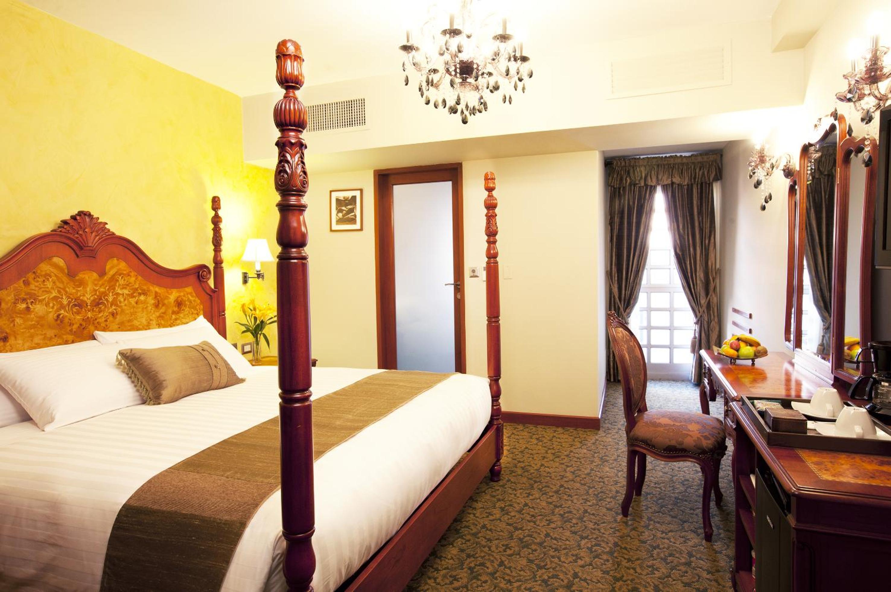Classic, King Bed, Cathedral View