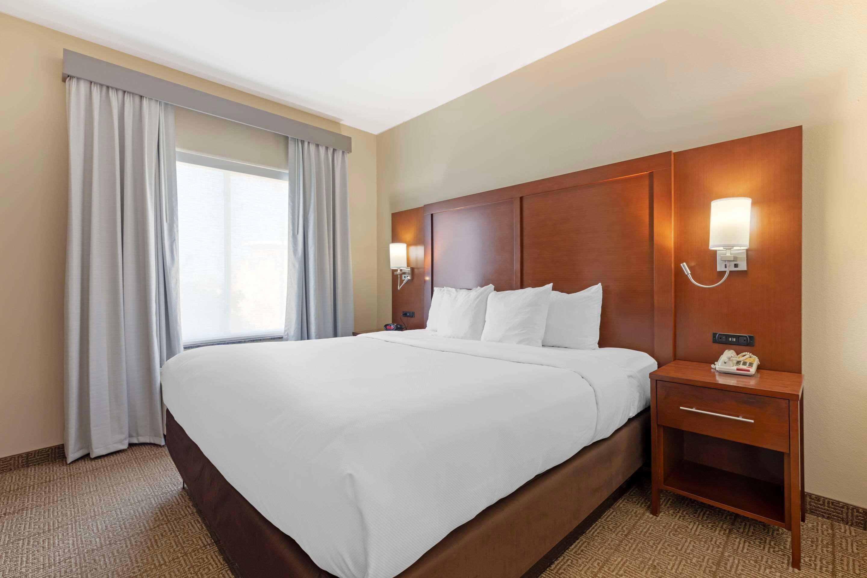 SUITE, KING BED, ACCESSIBLE