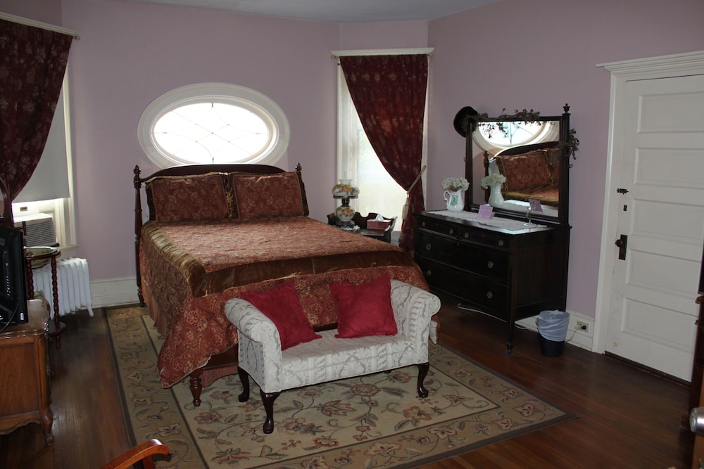 Victorian Charm Inn 32/47
