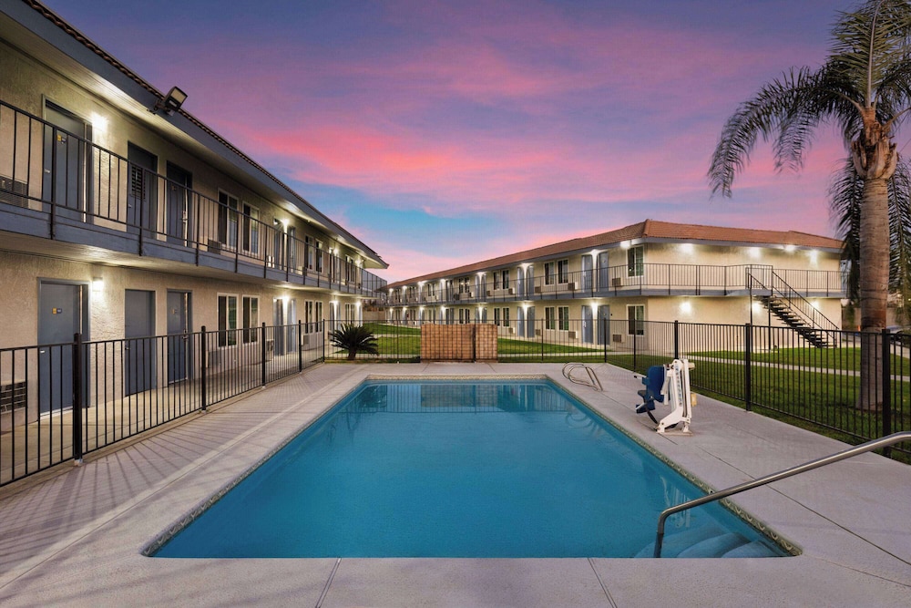 Days Inn By Wyndham Bakersfield Ca 28/55