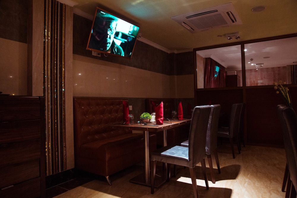 Tiffany Diamond Hotel Makunganya Street 45/66