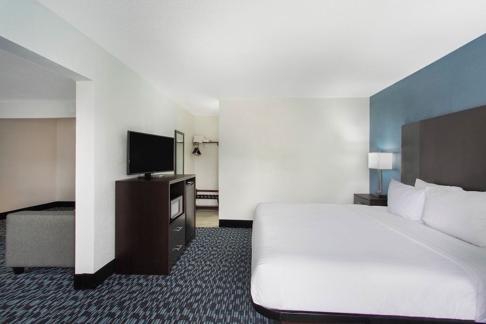 Clarion Pointe Charlotte 37/57