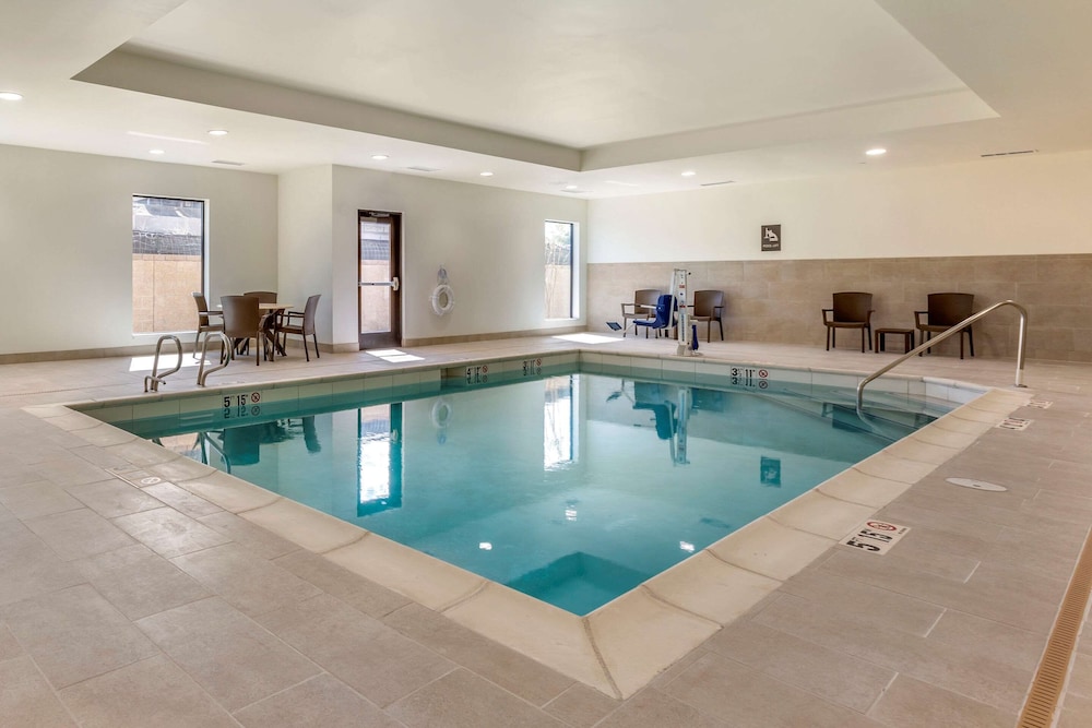 Comfort Suites Albuquerque Airport 17/34