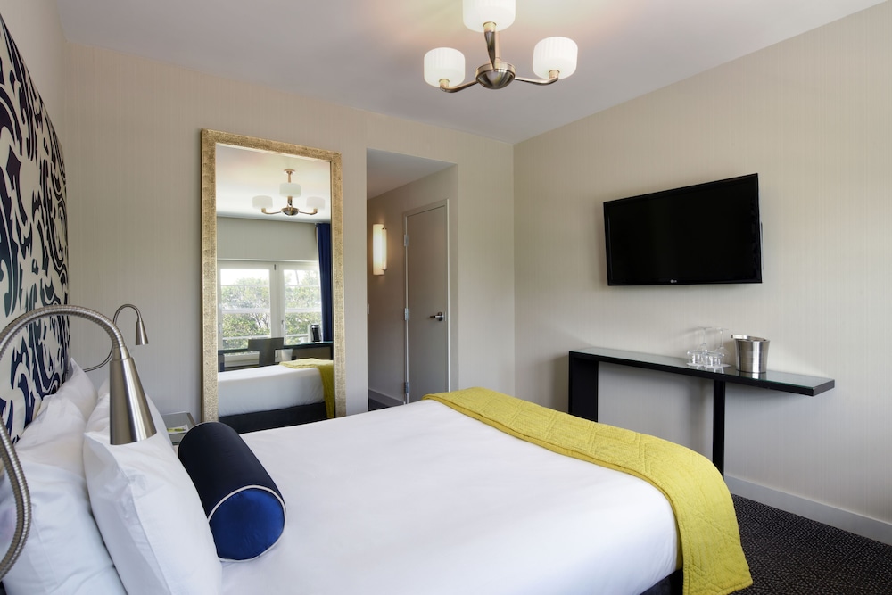 غرفة سوبيريور بسرير كوين بإطلالة جزئية على البحر، Hotel Breakwater South Beach 2/6