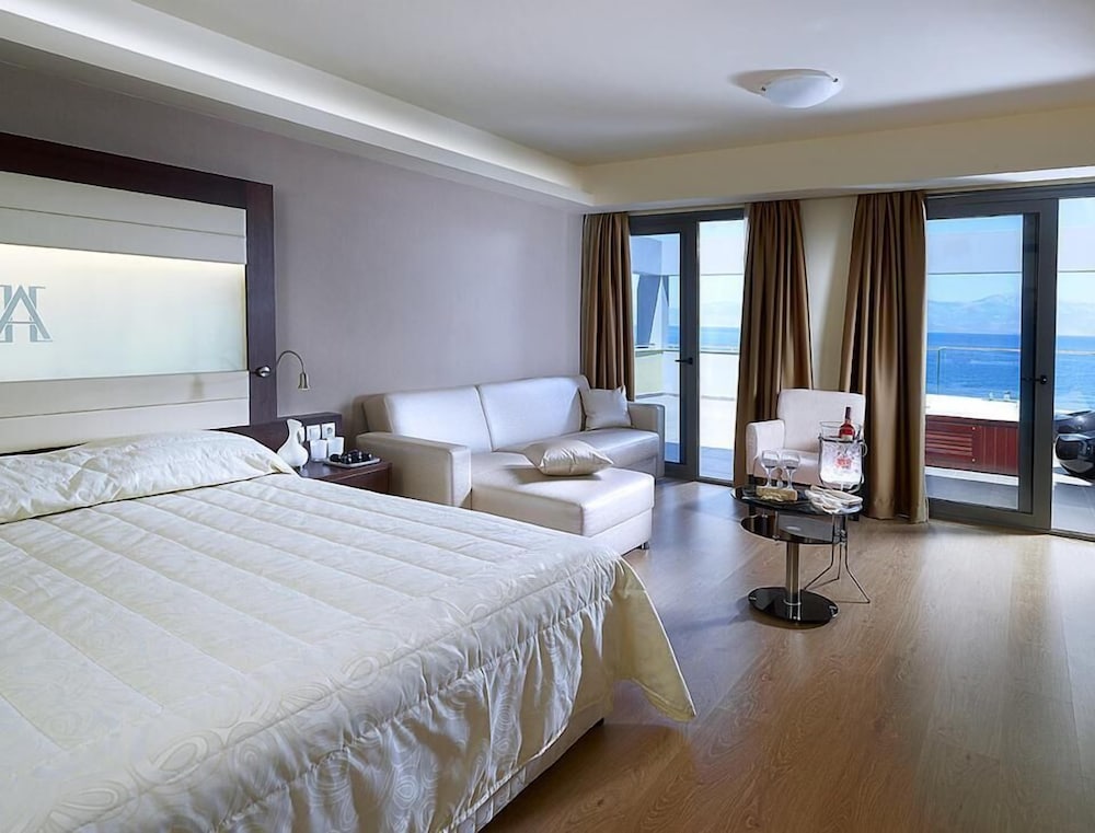 JUNIOR SUITE, QUEEN BED, SOFA, BALCONY