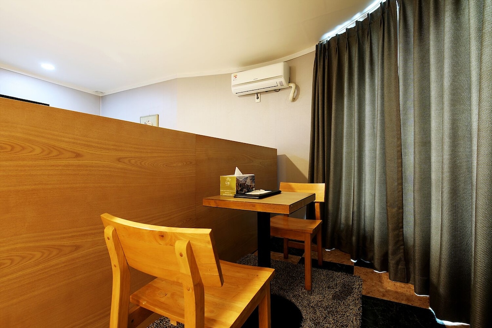 White Tourist Hotel 16/24