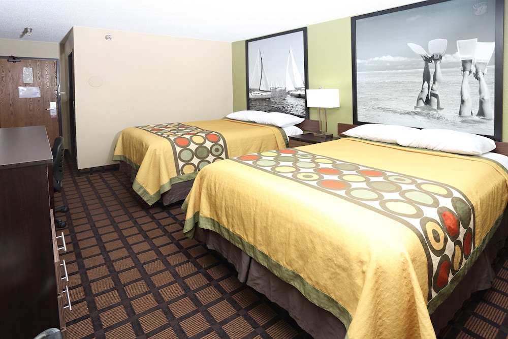 DELUXE, 2 DOUBLE BEDS, SMOKING