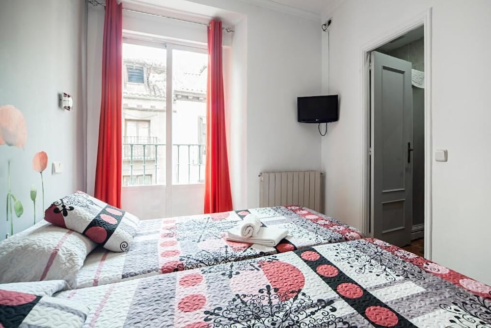 ROOM, TWIN BEDS